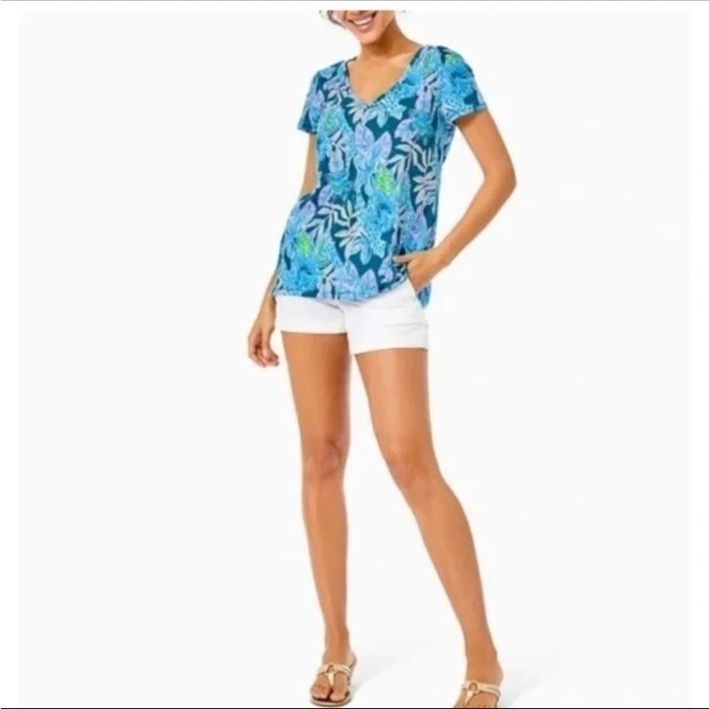 Lilly Pulitzer Macaw Tell Me All About It Blue Tropical Floral V-Neck Tee XS
